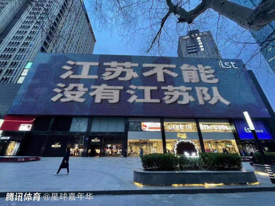 本周三13时15分左右米兰老板卡尔迪纳莱来到米兰内洛基地，和皮奥利共进午餐，米兰CEO福拉尼也出席。